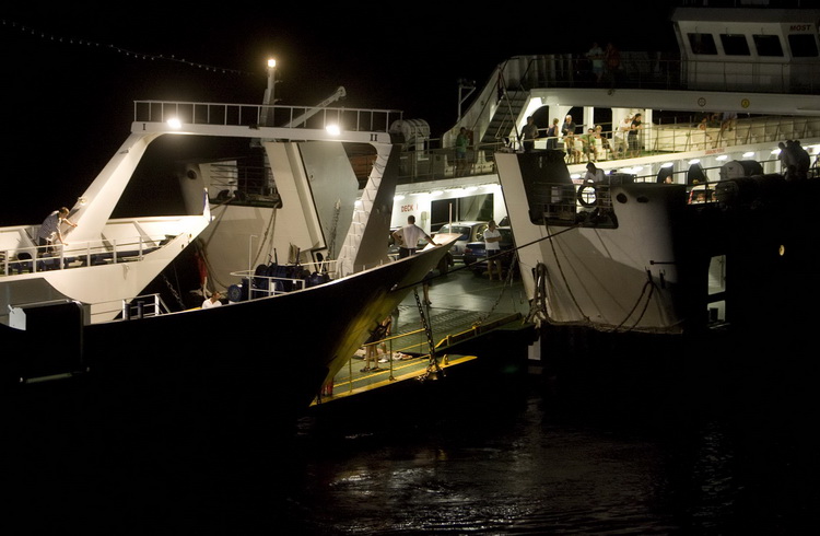 Jablanac, 170811.
U pomorskoj havariji trajekt Rapske plovidbe “Barbat” oko 18 sati, prilikom pristajanja u luku Jablanac ostao je bez pogona i udario u rivu koja je ujedno i mjesna plaza. Ozlijedjeno je sedam osoba. Ocevid je u tijeku. 
Na slici: prebaci