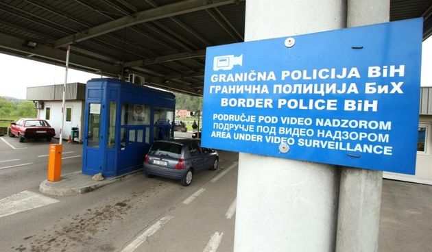 Granicni prijelaz u Hrvatskoj Kostajnici. Zbog nedostatka zemljista na bosanskohercegovackoj strani granice, policija i carinska sluzba BiH smjesteni su na hrvatskom teritoriju. Kako su cijene benzina, kucnih potrepstina te hrane osjetno nize u Bosanskoj