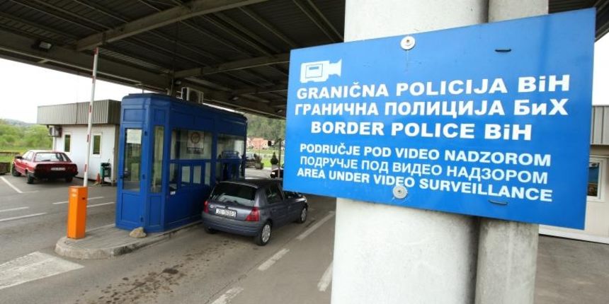Granicni prijelaz u Hrvatskoj Kostajnici. Zbog nedostatka zemljista na bosanskohercegovackoj strani granice, policija i carinska sluzba BiH smjesteni su na hrvatskom teritoriju. Kako su cijene benzina, kucnih potrepstina te hrane osjetno nize u Bosanskoj