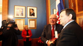 Zadar, 111212. 
Nakon zahvale generalu Anti Gotovini, Zadrani su danas odali priznanje i ratnom zapovjedniku postrojbi specijalne policije Mladenu Markacu. General Markac prosetao je zadarskim Poluotokom te posjetio gradonacelnika Zvonimira Vrancica u nje