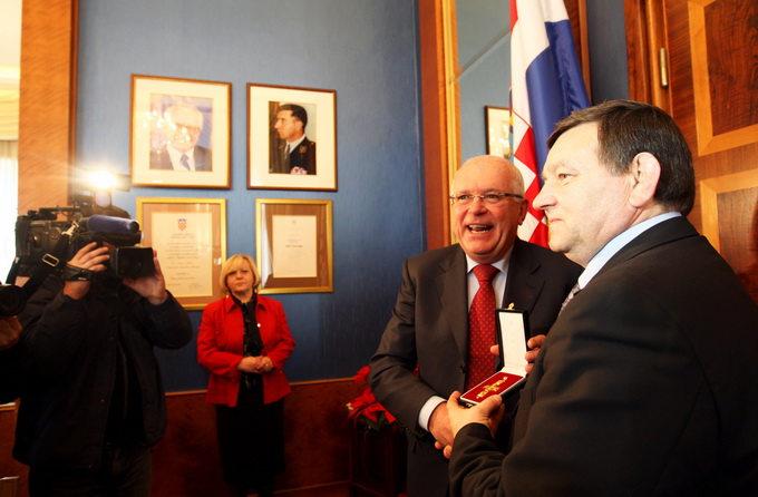 Zadar, 111212. 
Nakon zahvale generalu Anti Gotovini, Zadrani su danas odali priznanje i ratnom zapovjedniku postrojbi specijalne policije Mladenu Markacu. General Markac prosetao je zadarskim Poluotokom te posjetio gradonacelnika Zvonimira Vrancica u nje