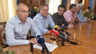 Ministar Krstičević uručio gradonačelniku Dukiću veliku hrvatsku zastavu