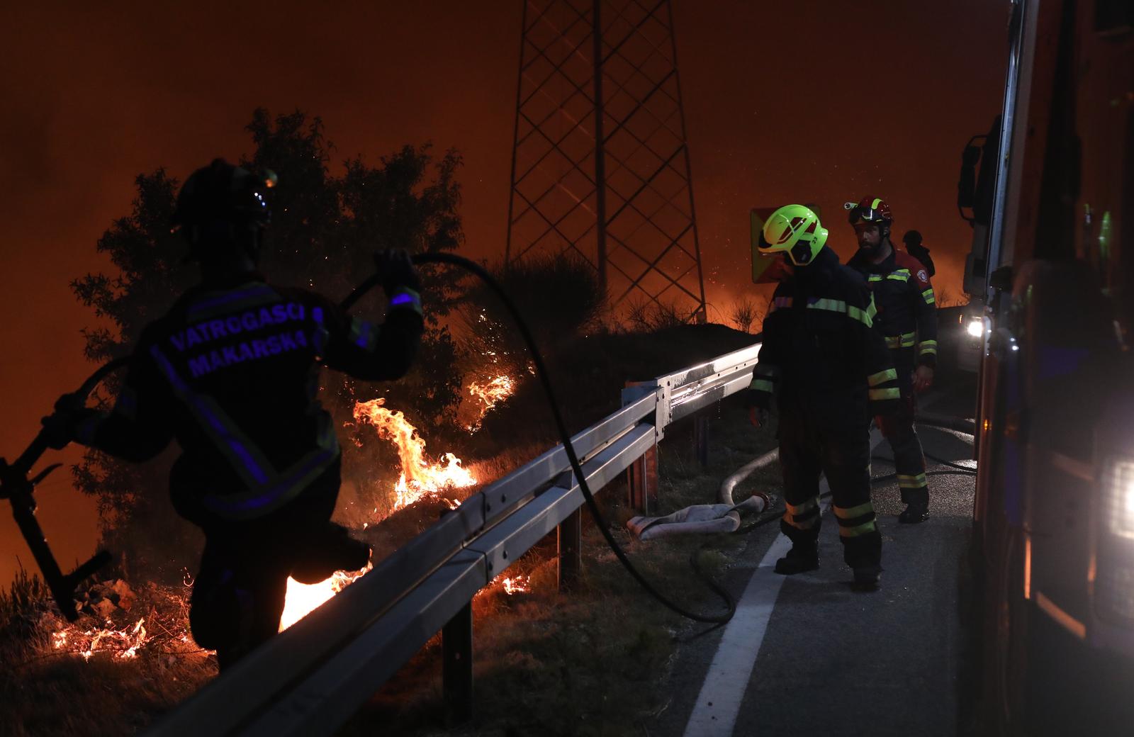 Tučepi: Požar se širi, zahvatio ranč i kuće, vatrogasci u akciji