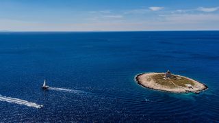 Spektakularan pogled iz zraka na uvalu i otočić Pokonji Dol kod Hvara