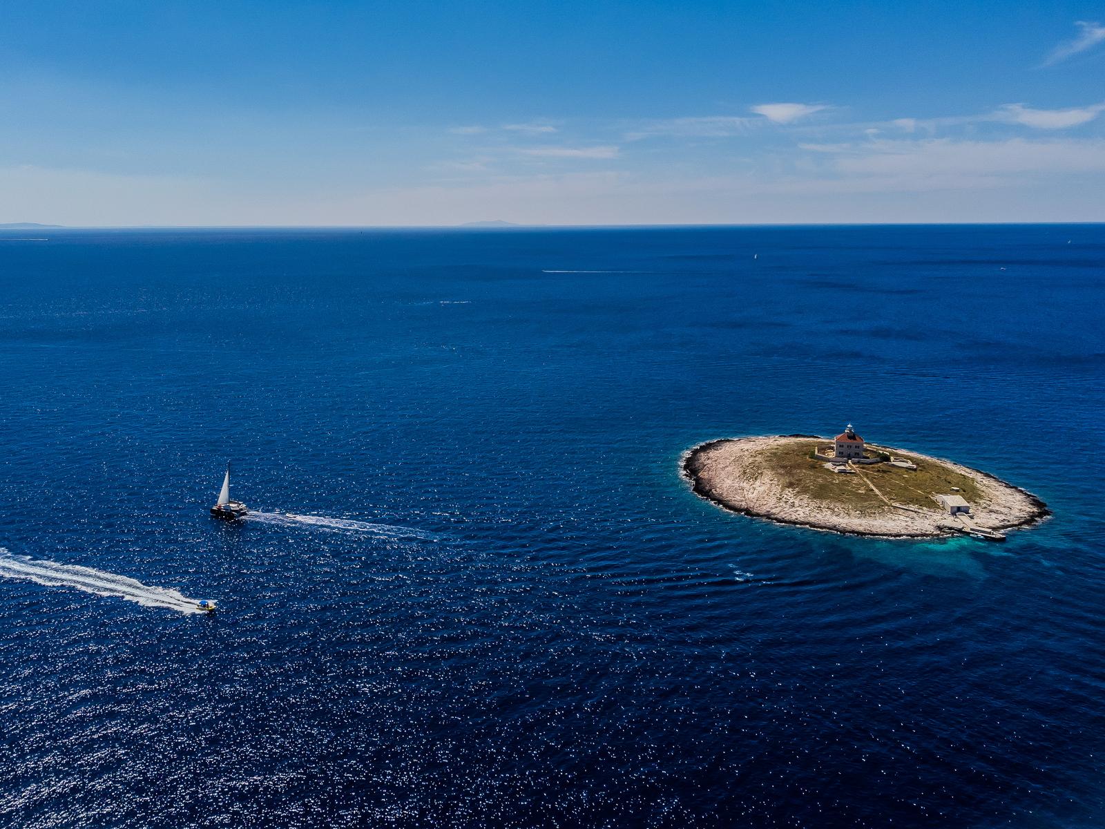 Spektakularan pogled iz zraka na uvalu i otočić Pokonji Dol kod Hvara