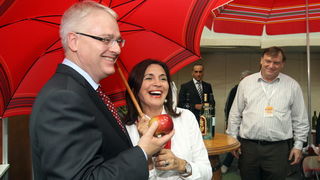 Zadar, 151010.
Predsjednik hrvatske Ivo Josipovic u sklopu posjeta Zadru obisao je i Eko etno sajam koji se ovog tjedna dogadja u dvorani na Visnjiku.Predsjednikje obisao sve izlagace (vise od 300) sa svakim se rukavao i skoro sa svakim slikao.
Na fotogra Zadar, 151010.
Predsjednik hrvatske Ivo Josipovic u sklopu posjeta Zadru obisao je i Eko etno sajam koji se ovog tjedna dogadja u dvorani na Visnjiku.Predsjednikje obisao sve izlagace (vise od 300) sa svakim se rukavao i skoro sa svakim slikao.
Na fotogra