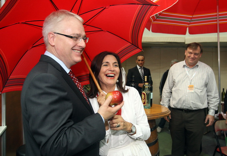 Zadar, 151010.
Predsjednik hrvatske Ivo Josipovic u sklopu posjeta Zadru obisao je i Eko etno sajam koji se ovog tjedna dogadja u dvorani na Visnjiku.Predsjednikje obisao sve izlagace (vise od 300) sa svakim se rukavao i skoro sa svakim slikao.
Na fotogra Zadar, 151010.
Predsjednik hrvatske Ivo Josipovic u sklopu posjeta Zadru obisao je i Eko etno sajam koji se ovog tjedna dogadja u dvorani na Visnjiku.Predsjednikje obisao sve izlagace (vise od 300) sa svakim se rukavao i skoro sa svakim slikao.
Na fotogra