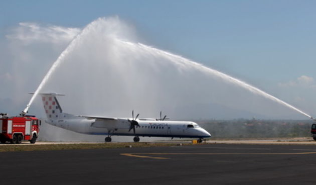 Zadar, 120511.
Na zadarsku zracnu luku dosao je i prvi zrakoplov iz Munchena, cime Croatia airlines nakon 15 godina ponovno uvodi medjunarodne letove iz Zadra.
Na slici: avion su vatrogasci svecano docekali vodenim topovima
Foto: Vladimir Ivanov / CROPIX