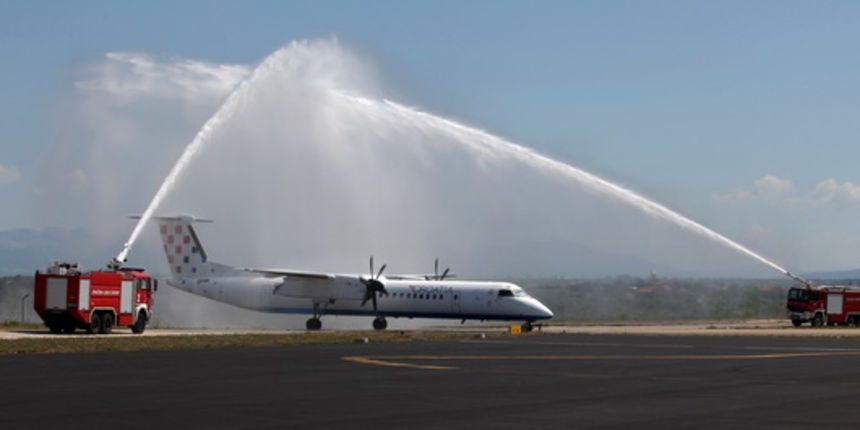Zadar, 120511.
Na zadarsku zracnu luku dosao je i prvi zrakoplov iz Munchena, cime Croatia airlines nakon 15 godina ponovno uvodi medjunarodne letove iz Zadra.
Na slici: avion su vatrogasci svecano docekali vodenim topovima
Foto: Vladimir Ivanov / CROPIX Zadar, 120511.
Na zadarsku zracnu luku dosao je i prvi zrakoplov iz Munchena, cime Croatia airlines nakon 15 godina ponovno uvodi medjunarodne letove iz Zadra.
Na slici: avion su vatrogasci svecano docekali vodenim topovima
Foto: Vladimir Ivanov / CROPIX