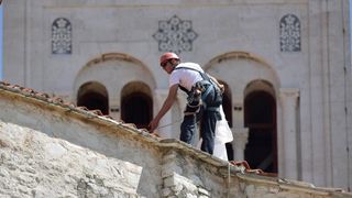 Alpinisti čiste crkvu sv. Donata od korova u redovitom održavanju pred početak turističke sezone. Foto: Dino Stanin/PIXSELL Alpinisti čiste crkvu sv. Donata od korova u redovitom održavanju pred početak turističke sezone. Foto: Dino Stanin/PIXSELL