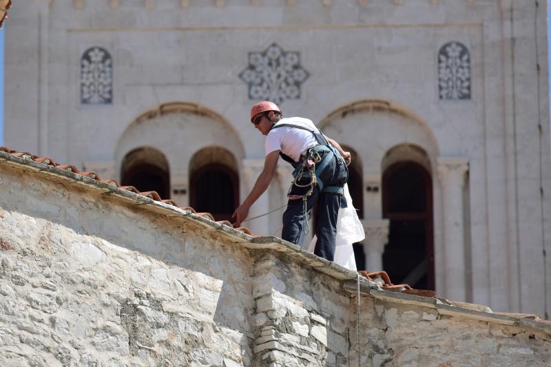 Alpinisti čiste crkvu sv. Donata od korova u redovitom održavanju pred početak turističke sezone. Foto: Dino Stanin/PIXSELL Alpinisti čiste crkvu sv. Donata od korova u redovitom održavanju pred početak turističke sezone. Foto: Dino Stanin/PIXSELL