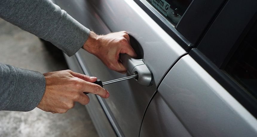 Lopov, krađa, automobil