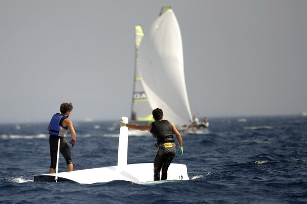 Zadar, 040909.
Europsko prvenstvo u jedrenju za klasu 49er 2009.
Dan kakav pravi jedrlicar moze samo pozeljeti. U zadarskom kanalu jugo preko 20 cvorova, jedrilo se peti dan europskog prvenstva u jedrenju za klasu 49er. Odvozila su se cak 4 plova.
Na slic