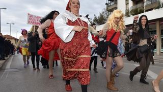 Karnevalska povorka okupila se na parkiralistu kod ‘Ljepotice’ a potom je krenula prema sredisnjem gradskom Trgu. Photo: Dino Stanin/PIXSELL