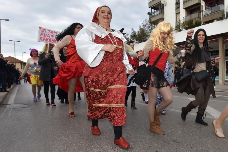 Karnevalska povorka okupila se na parkiralistu kod ‘Ljepotice’ a potom je krenula prema sredisnjem gradskom Trgu. Photo: Dino Stanin/PIXSELL