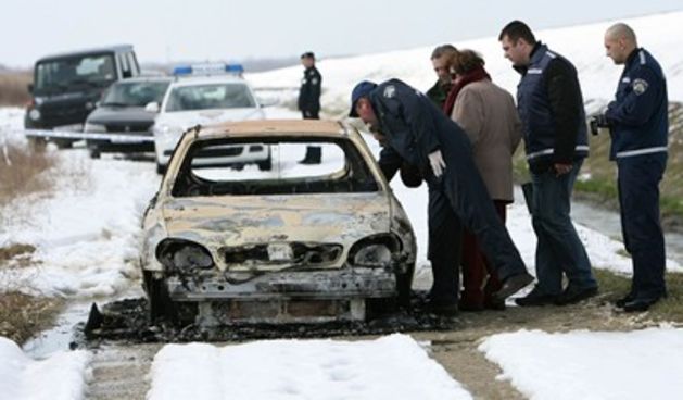 Varazdinska policija pronasla je auto koji je izgorio na odvodnom kanalu HE Cakovec izmedju mjesta Trnovec i Bartolovec. Policija sumnja da je u automobilu izgorilo ljudsko tijelo. Vise ce se znati nakon ocevida. Foto: Zeljko Hajdinjak / Cropix