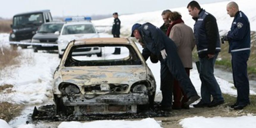 Varazdinska policija pronasla je auto koji je izgorio na odvodnom kanalu HE Cakovec izmedju mjesta Trnovec i Bartolovec. Policija sumnja da je u automobilu izgorilo ljudsko tijelo. Vise ce se znati nakon ocevida. Foto: Zeljko Hajdinjak / Cropix