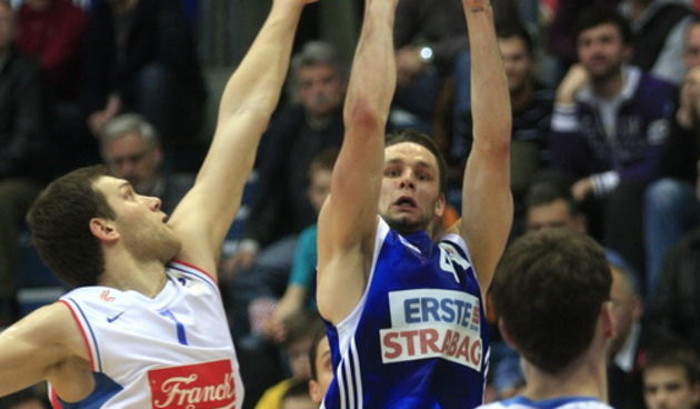 Zagreb, 250311. KC Drazen Petrovic. Kosarkaska utakmica, 2.kolo Liga za prvaka Cibona – Zadar. Na slici: Goran Vrban, Marko Car 4. Foto: Nenad Dugi / Cropix