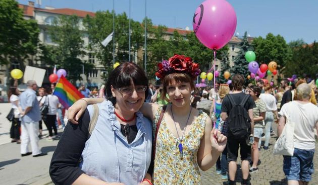 XIII. Povorka ponosa LGBTIQ osoba i obitelji pod sloganom Na pravoj strani povijesti. Sudionici povorke okupljaju se na Trgu Zrtava Fasizma odakle ce krenuti kroz grad do parka Zrinjevac. Mama Zana dosla je na Pride podrzati svoju kcer Dajamanti Kondres k