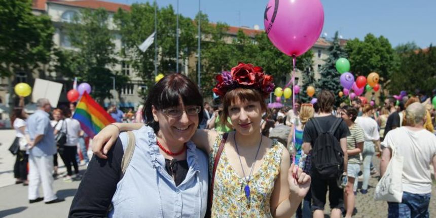 XIII. Povorka ponosa LGBTIQ osoba i obitelji pod sloganom Na pravoj strani povijesti. Sudionici povorke okupljaju se na Trgu Zrtava Fasizma odakle ce krenuti kroz grad do parka Zrinjevac. Mama Zana dosla je na Pride podrzati svoju kcer Dajamanti Kondres k