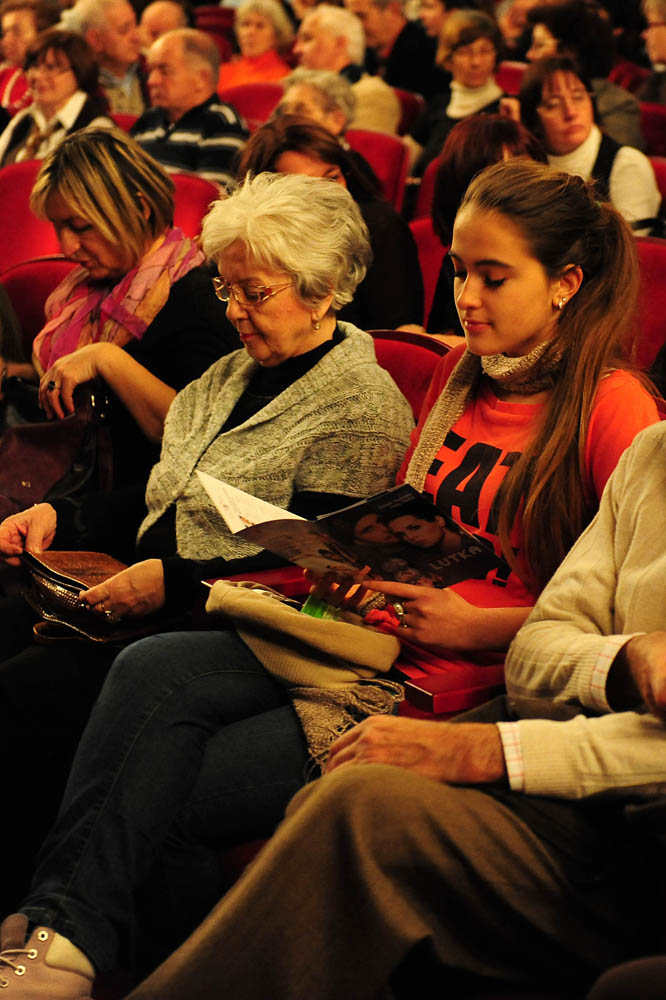 Zadar, 13.12.2012. snimio: Nenad Marčev
komedija
Miro Gavran
LUTKA,
redatelj: Mladena Gavran
igraju: Robert Kurbaša i Doris Pinčić
TEATAR GAVRAN
dramska pretplata
Velika dvorana HNK Zadar Zadar, 13.12.2012. snimio: Nenad Marčev
komedija
Miro Gavran
LUTKA,
redatelj: Mladena Gavran
igraju: Robert Kurbaša i Doris Pinčić
TEATAR GAVRAN
dramska pretplata
Velika dvorana HNK Zadar