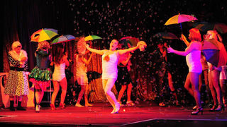 Zadar, 12.11.2012. snimio: Nenad Marčev
SATIRIČKO KAZALIŠTE KEREMPUH
Jean Poiret:
Krletka, komedija
redatelj: Krešimir Dolenčić
igraju: Ž. Königsknecht, H. Kečkeš, M. Mirković,
I. Đuričić, L. Petrušić, B. Perić, V. Čokljat,
M. Posavec Zadar, 12.11.2012. snimio: Nenad Marčev
SATIRIČKO KAZALIŠTE KEREMPUH
Jean Poiret:
Krletka, komedija
redatelj: Krešimir Dolenčić
igraju: Ž. Königsknecht, H. Kečkeš, M. Mirković,
I. Đuričić, L. Petrušić, B. Perić, V. Čokljat,
M. Posavec