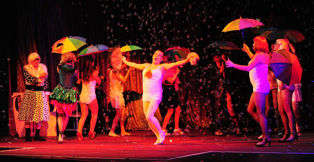 Zadar, 12.11.2012. snimio: Nenad Marčev
SATIRIČKO KAZALIŠTE KEREMPUH
Jean Poiret:
Krletka, komedija
redatelj: Krešimir Dolenčić
igraju: Ž. Königsknecht, H. Kečkeš, M. Mirković,
I. Đuričić, L. Petrušić, B. Perić, V. Čokljat,
M. Posavec Zadar, 12.11.2012. snimio: Nenad Marčev
SATIRIČKO KAZALIŠTE KEREMPUH
Jean Poiret:
Krletka, komedija
redatelj: Krešimir Dolenčić
igraju: Ž. Königsknecht, H. Kečkeš, M. Mirković,
I. Đuričić, L. Petrušić, B. Perić, V. Čokljat,
M. Posavec