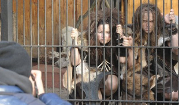 Dvoje volontera “špiljskih ljudi” u varšavskom ZOO-u (Foto: bakersfieldnow.com)