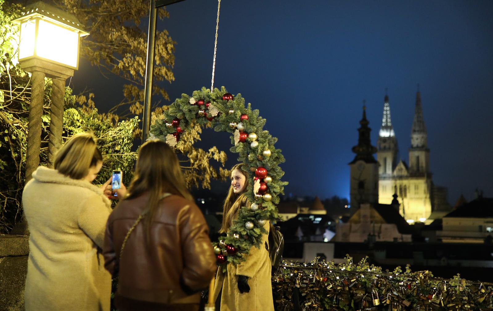 Zagrebački Advent ove godine pun je svjetla i šarenila
