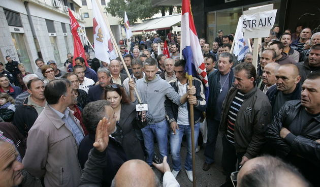 Split, 131112
Prosvjed radnika Konstruktora zbog neisplaze placa zapoceo je jutros u 8:15 na Rivi a nastavio se gradskim ulicama do sjedista tvrtke.
Foto: Jakov Prkic / Cropix