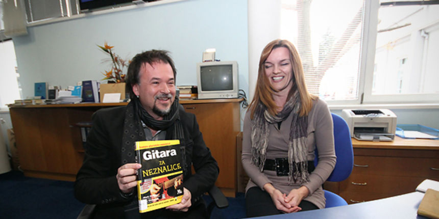 Gibonni u Gradskoj knjižnici Zadar (foto:Saša Čuka) Gibonni u Gradskoj knjižnici Zadar (foto:Saša Čuka)