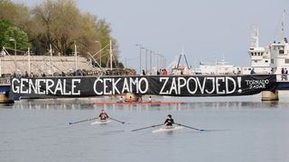 Zadar, 150411.
Jutros je u Zadru na mostu osvanuo veliki transparent podrske generalima, autori transparenta kako pise na njemu je navijacka skupina Tornado.
Foto: Andrija Lucic / Cropix