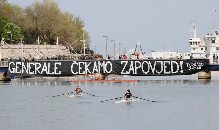 Zadar, 150411.
Jutros je u Zadru na mostu osvanuo veliki transparent podrske generalima, autori transparenta kako pise na njemu je navijacka skupina Tornado.
Foto: Andrija Lucic / Cropix