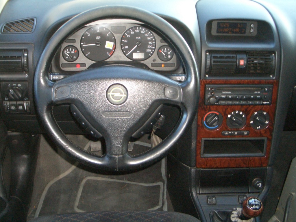 5. Opel Astra 1.7 DT Classic interijer