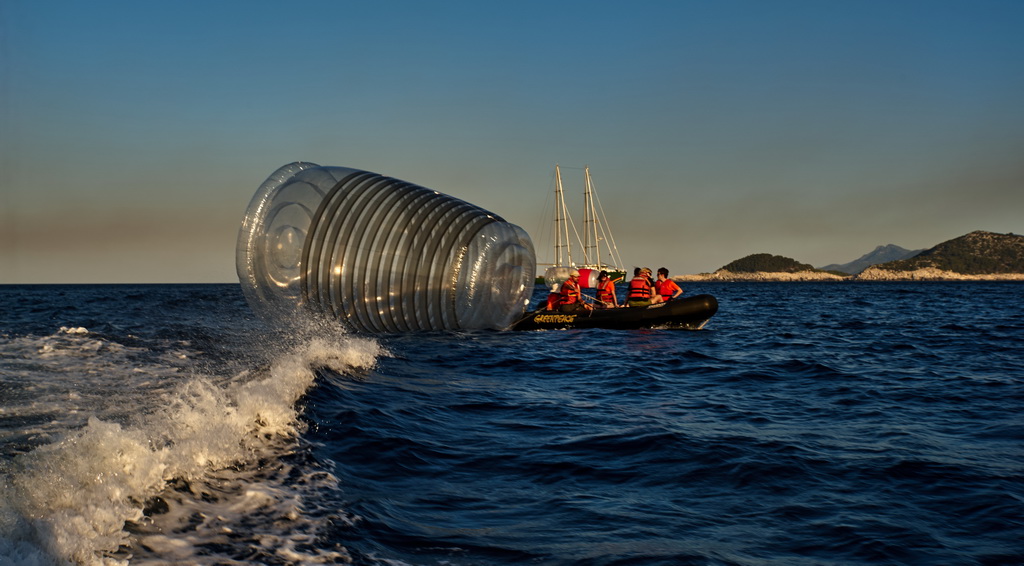 Greenpeace upozorava na problem bacanje plastike u more Greenpeace upozorava na problem bacanje plastike u more