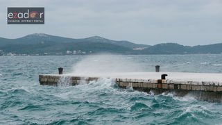 Đir po gradu, četvrtak 27. prosinca 2017. Olujno jugo, lome se valovi Đir po gradu, četvrtak 27. prosinca 2017. Olujno jugo, lome se valovi