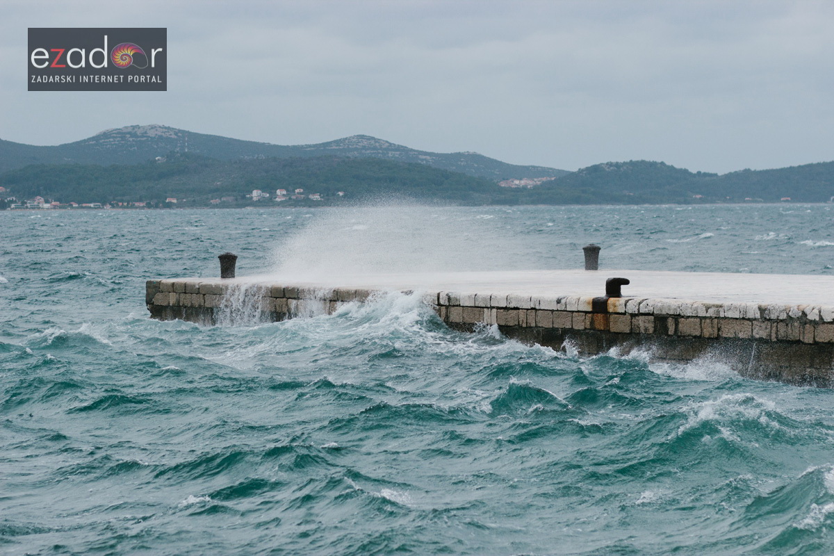 Đir po gradu, četvrtak 27. prosinca 2017. Olujno jugo, lome se valovi Đir po gradu, četvrtak 27. prosinca 2017. Olujno jugo, lome se valovi