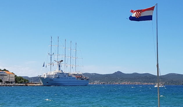 Guštanje u valovima i glazbi Morskih orgulja, a sliku je upotpunio jedrenjak Club Med 2. Foto: Mladen Malik