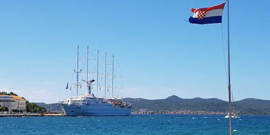 Guštanje u valovima i glazbi Morskih orgulja, a sliku je upotpunio jedrenjak Club Med 2. Foto: Mladen Malik