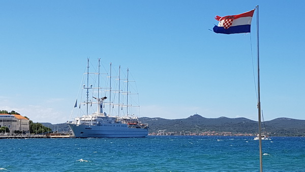 Guštanje u valovima i glazbi Morskih orgulja, a sliku je upotpunio jedrenjak Club Med 2. Foto: Mladen Malik Guštanje u valovima i glazbi Morskih orgulja, a sliku je upotpunio jedrenjak Club Med 2. Foto: Mladen Malik