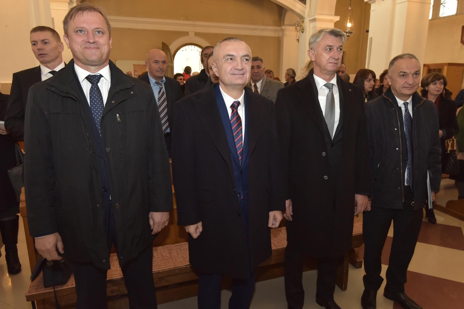 Kolinda Grabar Kitarović s albanskim predsjednikom susrela se sa stanovnicima Arbanasa Kolinda Grabar Kitarović s albanskim predsjednikom susrela se sa stanovnicima Arbanasa