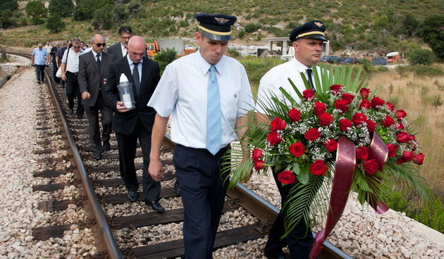 Rudine, Kastela, 240712.Predstavnici Ministarstva pomorstva, prometa i infrasttrukture, HZ-a, Zupanije i Grada Kastela polazu vijenac na mjesto zeljeznicke tragedije iz 2009. godine.Foto: Vojko Basic / Cropix