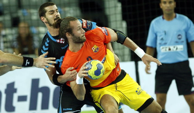 Zagreb, 201012.Arena Zagreb.Rukometna utakmica Liga Prvaka skupina D 4. kolo, CO Zagreb – Barcelona.Na slici: Josip Valcic, Jesper Brian Noddesbo 3.Foto: Nenad Dugi / CROPIX