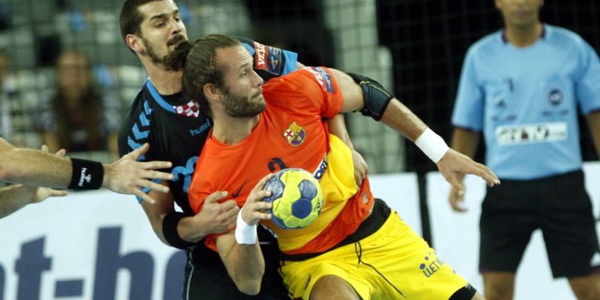 Zagreb, 201012.Arena Zagreb.Rukometna utakmica Liga Prvaka skupina D 4. kolo, CO Zagreb – Barcelona.Na slici: Josip Valcic, Jesper Brian Noddesbo 3.Foto: Nenad Dugi / CROPIX