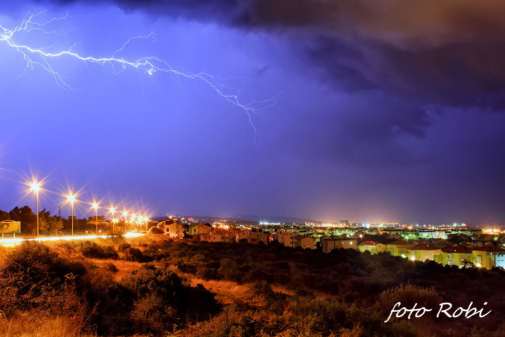Munje nad Zadrom 16. studenog 2014.  Foto: Roberto Lerga