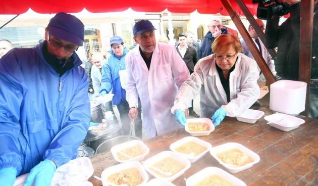 Zagreb – Na Bandnjak, na glavnom gradskom trgu gradonacelnik Milan Bandic djelio je gradjanima porcije bakalara. Photo: Slavko Midzor/PIXSELL