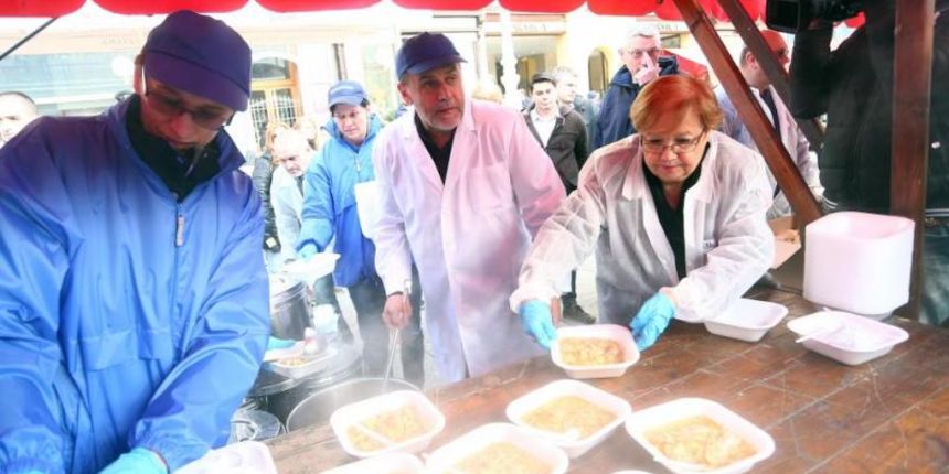 Zagreb – Na Bandnjak, na glavnom gradskom trgu gradonacelnik Milan Bandic djelio je gradjanima porcije bakalara. Photo: Slavko Midzor/PIXSELL