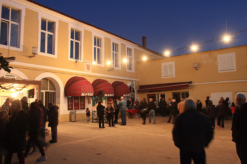 Bibinje: Božićni sajam na Trgu Franje Tuđmana Bibinje: Božićni sajam na Trgu Franje Tuđmana