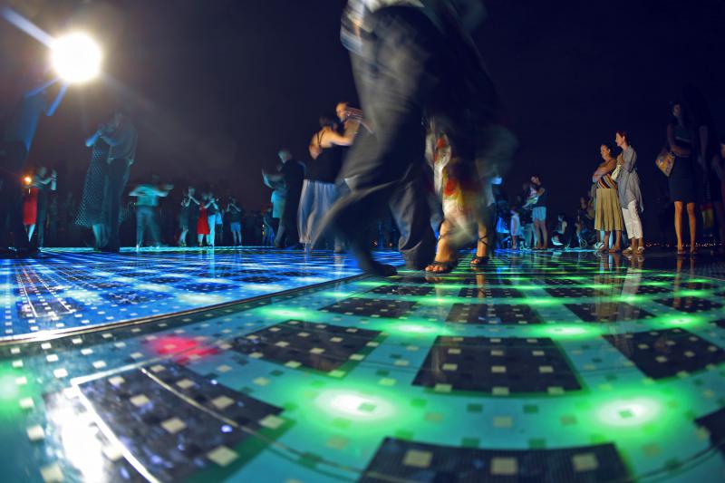 20.06.2013., Zadar – Pod gotovo punim mjesecom na instalaciji Pozdrav Suncu otvoren je 4. festival tanga.Photo: Filip Brala/PIXSELL 20.06.2013., Zadar – Pod gotovo punim mjesecom na instalaciji Pozdrav Suncu otvoren je 4. festival tanga.Photo: Filip Brala/PIXSELL