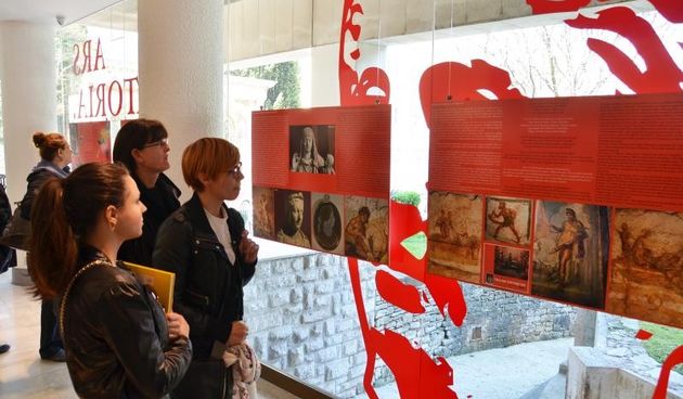 U Galeriji C8 otvorena je izlozba Ars Amatoria ljubav i erotika u starom Rimu koju organiziraju Arheoloski muzej Zadar i Arheoloski muzej Istre .O izlozbi su govorili Darko Komso ravnatelj Arheoloskog muzeja u Puli i Autorica izlozbe dr. sc. Kornelija A.